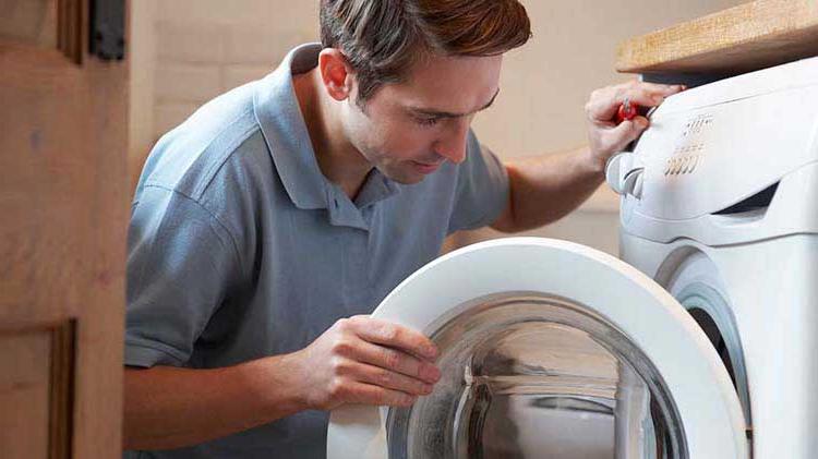一名正在进行洗衣机维修的男子.