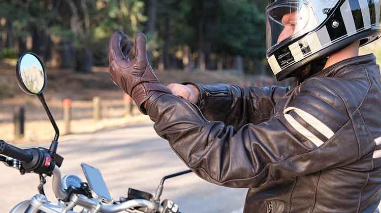 摩托车 rider putting on a motorcycle glove