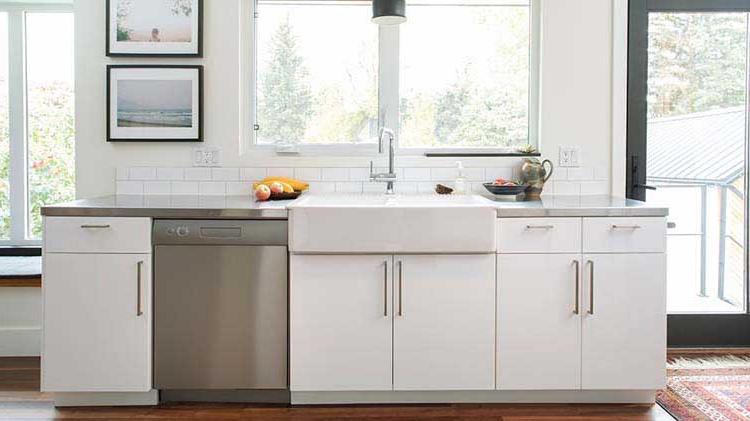 Display of kitchen counter with lower cabinets, sink 和 dishwasher.